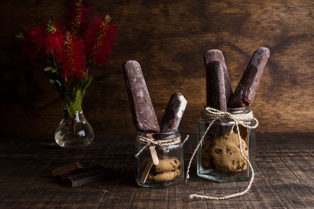 Composizione di gelato e cioccolato