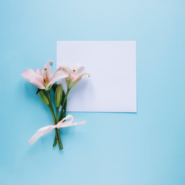 Composizione di giorno di madri con fiori e carta bianca