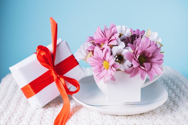 Composizione di giorno di madri con scatola regalo e fiori