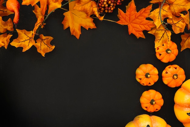 Composizione di Halloween con foglie e zucche