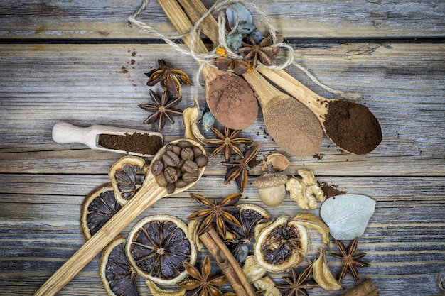 composizione di limone essiccato, caffè alla cannella