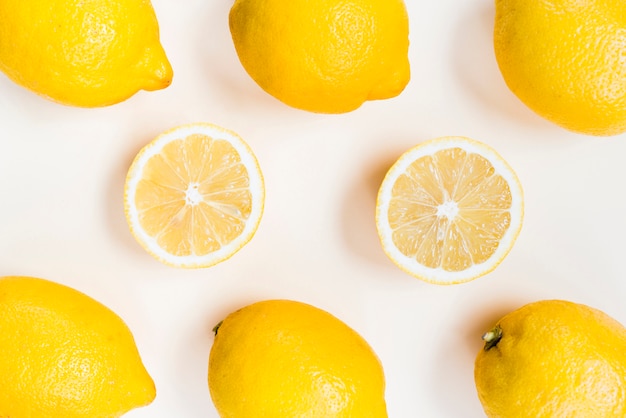 Composizione di limoni gialli su sfondo bianco