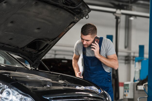 Composizione di meccanica dell&#39;automobile moderna