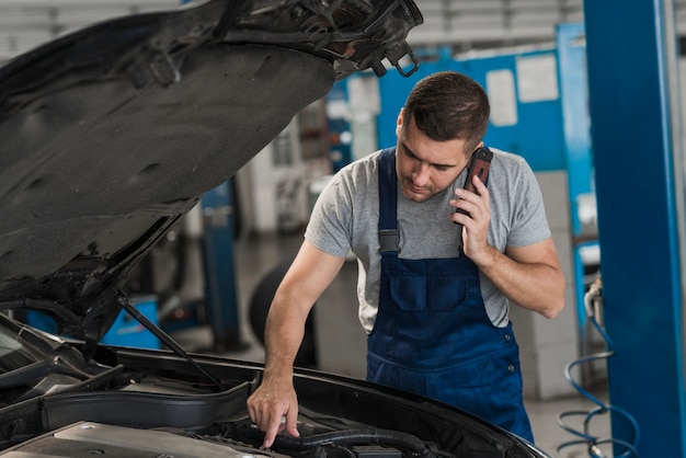 Composizione di meccanica dell&#39;automobile moderna