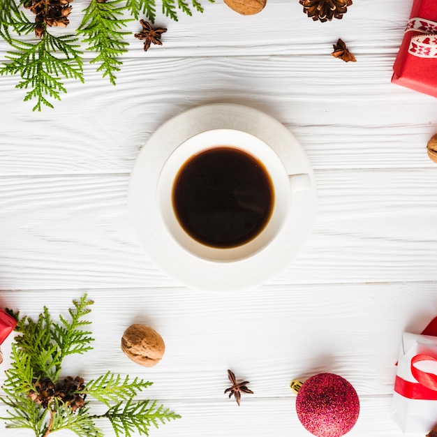 Composizione di Natale con caffè in mezzo