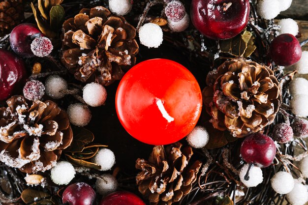Composizione di Natale con candela rossa