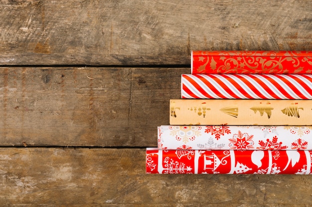 Composizione di Natale con cinque scatole regalo