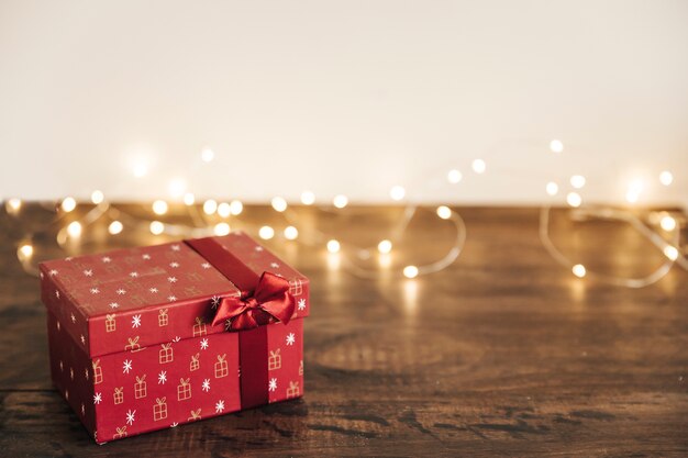 Composizione di Natale con confezione regalo e luci di stringa