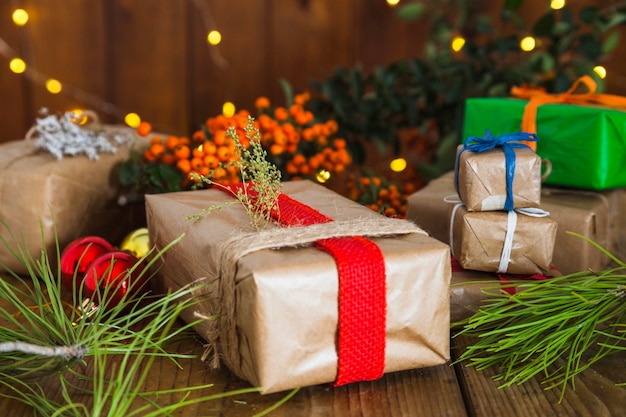 Composizione di Natale con diverse scatole regalo