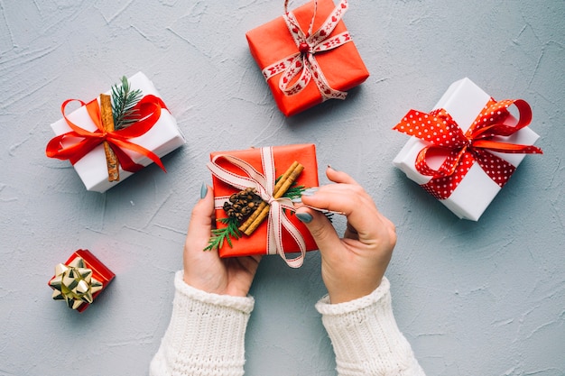 Composizione di Natale con le mani e scatole presenti