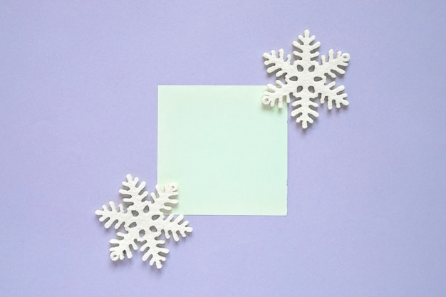 Composizione di Natale con post-it e fiocco di neve