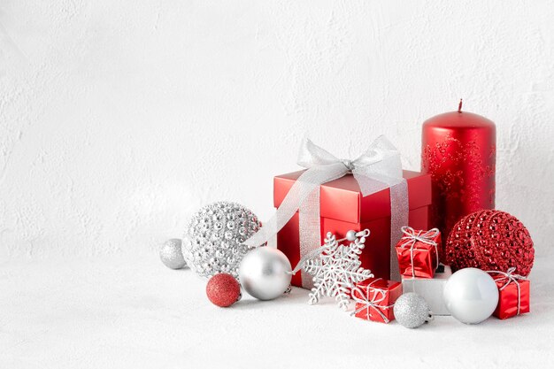 Composizione di Natale con regali rossi e bianchi su sfondo bianco