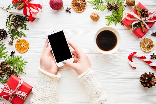 Composizione di Natale con smartphone e caffè
