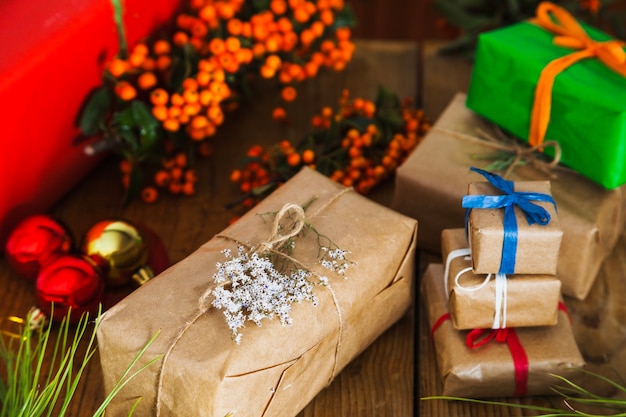 Composizione di Natale con vari contenitori di regalo