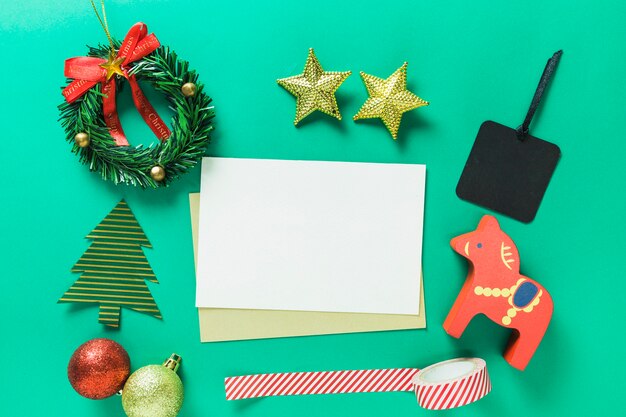 Composizione di Natale di carta con piccoli giocattoli