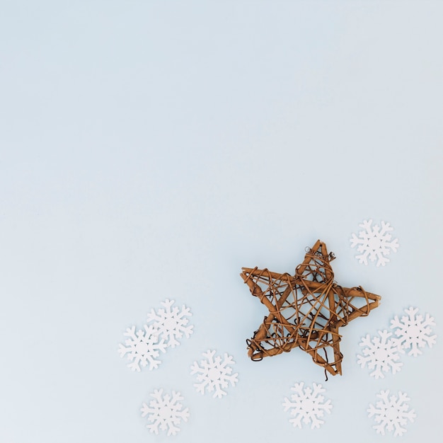 Composizione di Natale di fiocchi di neve con stella