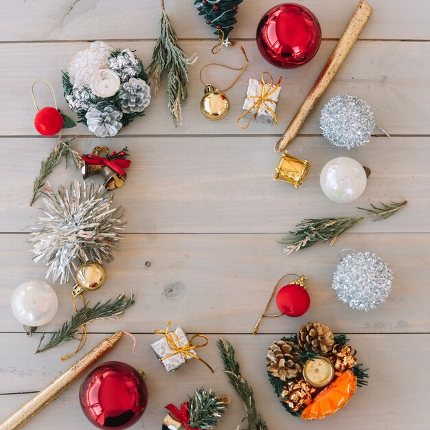 Composizione di Natale di gingilli con candele