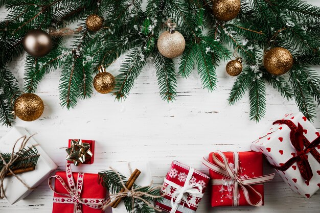 Composizione di Natale di scatole regalo e rami di abete