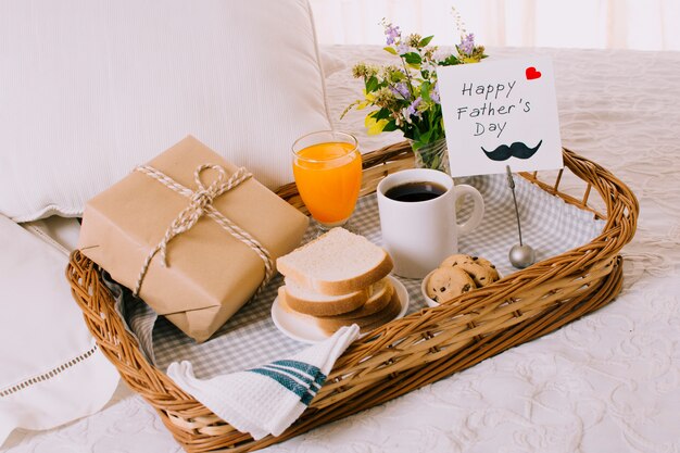 Composizione di oggetti per la colazione per la festa del papà