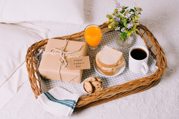 Composizione di oggetti per la colazione per la festa del papà