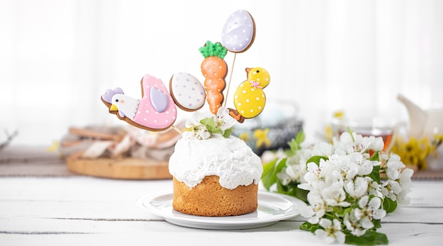 Composizione di Pasqua con torta di Pasqua splendidamente decorata e fiori primaverili. Il concetto di preparazione per le vacanze di Pasqua.