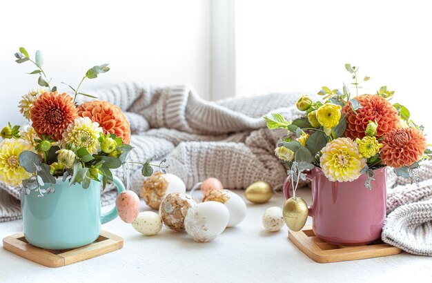 Composizione di Pasqua con un mazzo di fiori e uova su uno sfondo sfocato