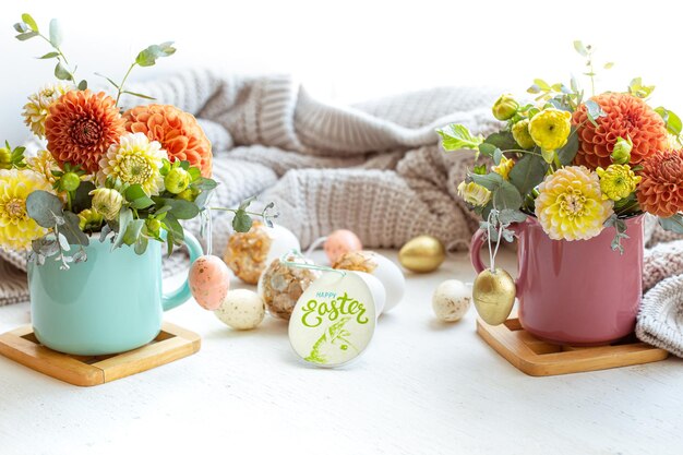 Composizione di Pasqua con un mazzo di fiori e uova su uno sfondo sfocato