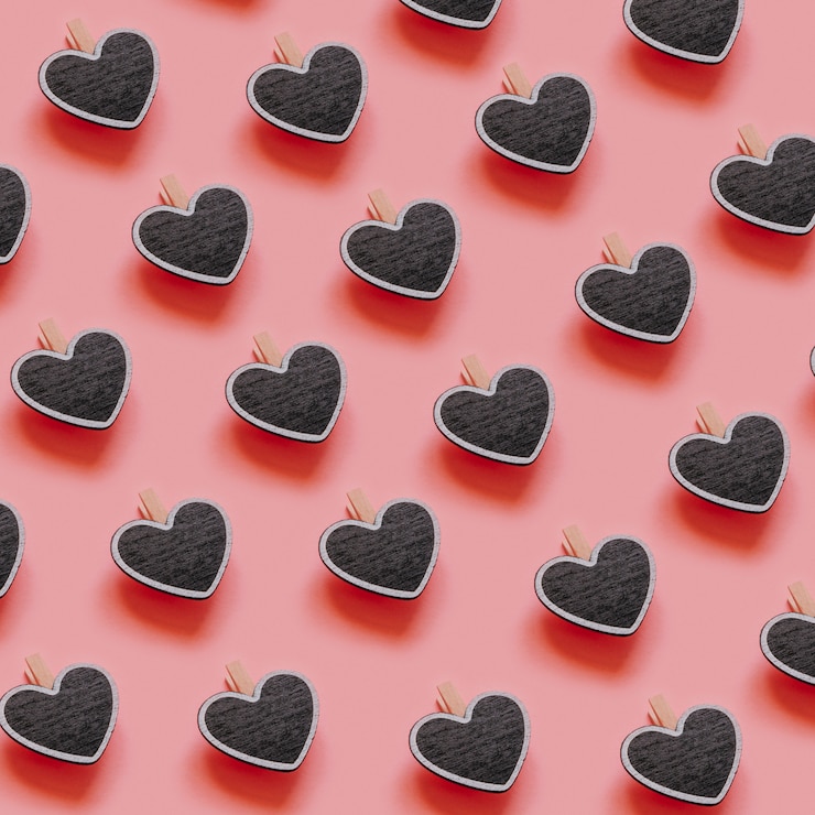 Foto gratuito composizione di pioli cuore scuro