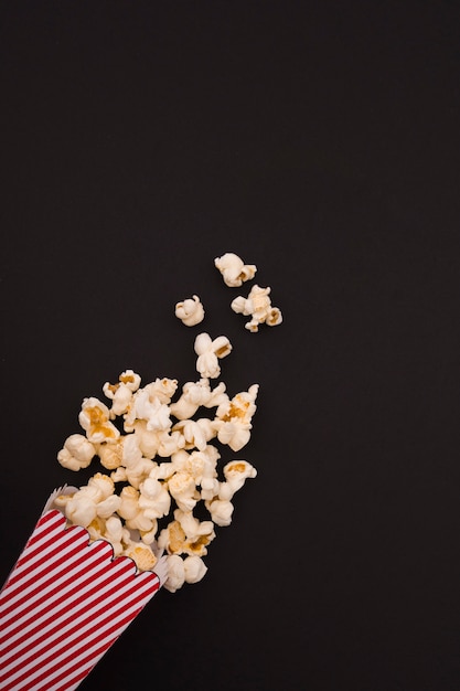 Composizione di popcorn su sfondo nero con spazio di copia