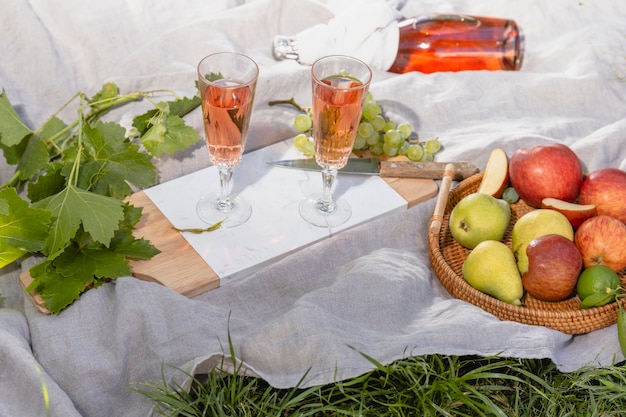 Composizione di prelibatezze da picnic su una coperta