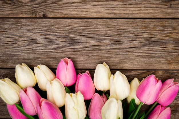 Composizione di primavera con tulipani su legno