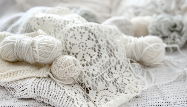 Composizione di prodotti a maglia fatti a mano e fili in colori pastello.
