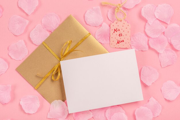 Composizione di Quinceañera con carta vuota e regalo incartato