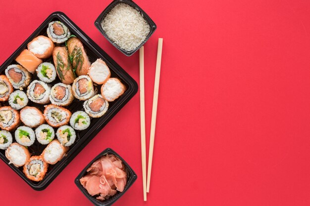 Composizione di sushi piatto laici con copyspace