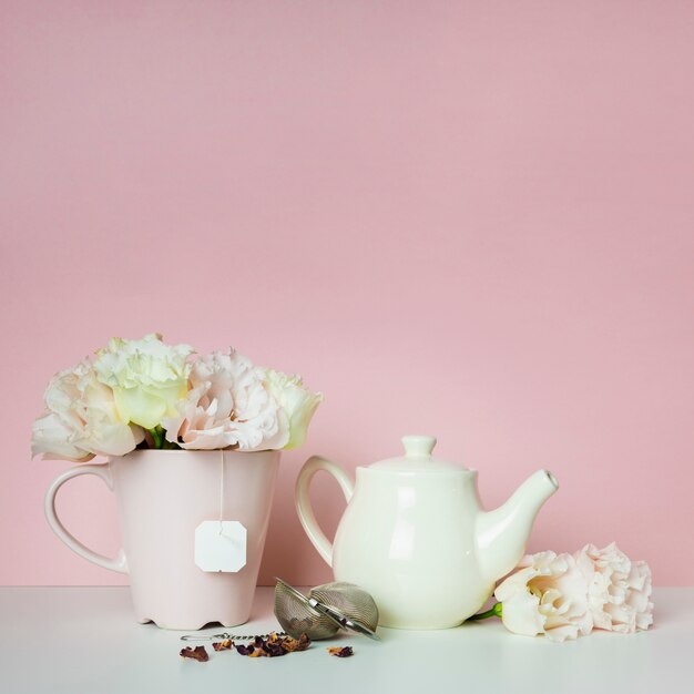 Composizione di tè e fiori