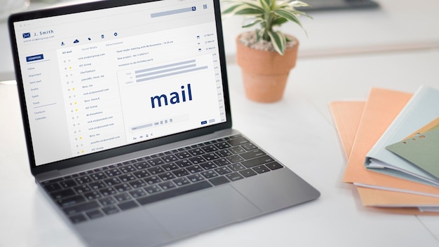 Composizione di un'e-mail su un dispositivo digitale