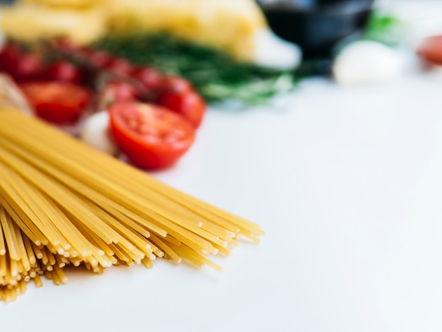 Composizione di vari ingredienti di pasta