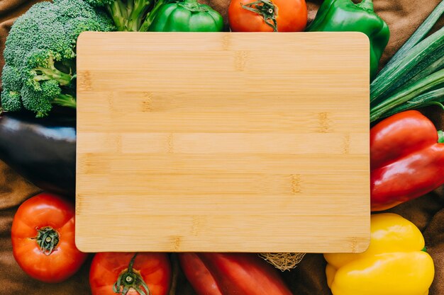 Composizione di verdure con bordo di legno in bianco