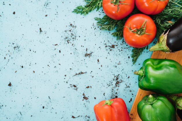 Composizione di verdure con spazio a sinistra