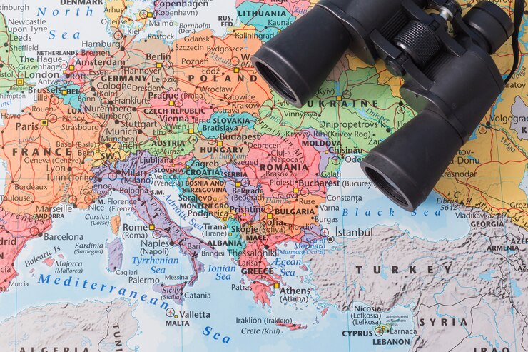 Foto gratuito composizione di viaggio con il binocolo