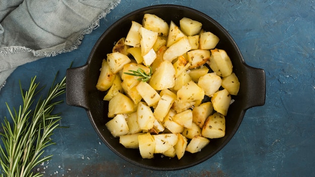 Composizione di vista superiore del pasto di patate