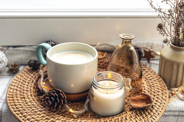 Composizione domestica accogliente con una tazza di caffè e primo piano della decorazione