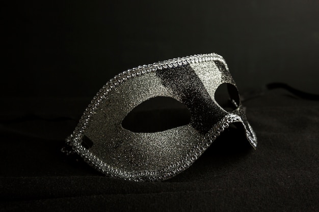 Composizione elegante con maschera veneziana di carnevale