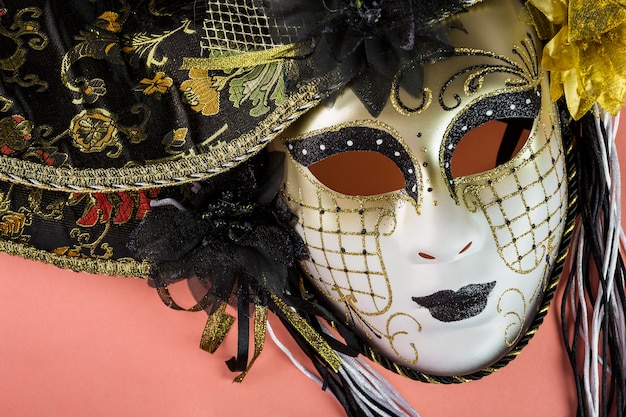 Composizione elegante con maschera veneziana di carnevale