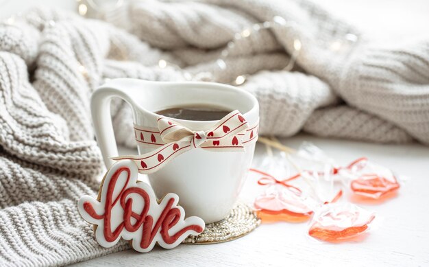 Composizione festiva con una tazza e dettagli decorativi per San Valentino