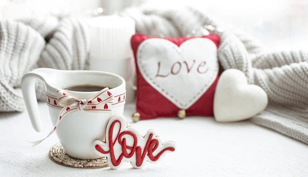 Composizione festiva con una tazza e dettagli decorativi per San Valentino