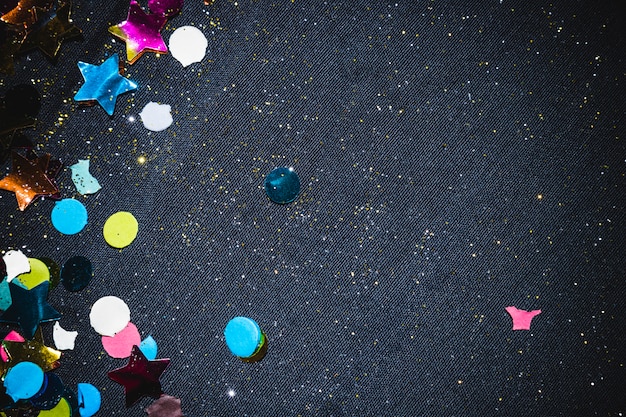 Composizione festiva di coriandoli colorati