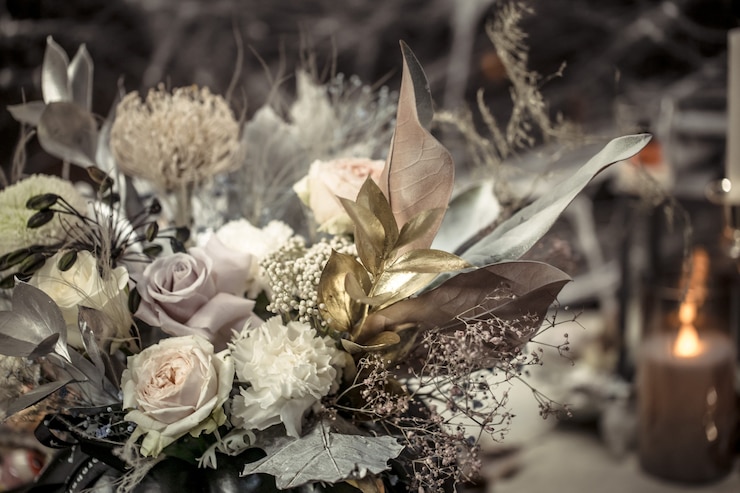 Foto gratuito composizione floreale di fiori freschi in una zucca