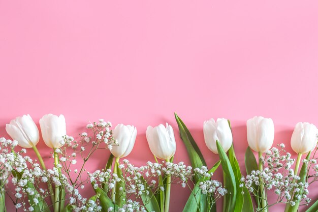 composizione floreale di primavera su una parete rosa