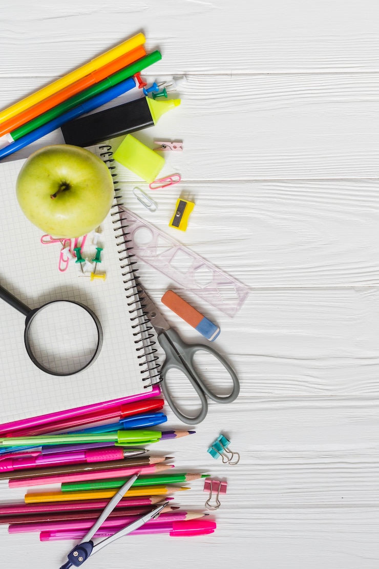 Foto gratuito composizione fredda con materiale scolastico